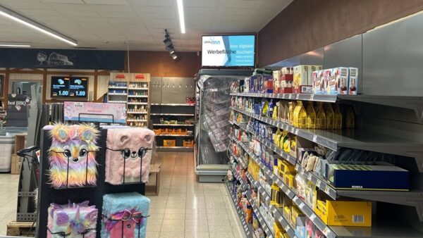 Zeigt eine Nahaufnahme des Local-Displays im EDEKA Markt in Erbendorf